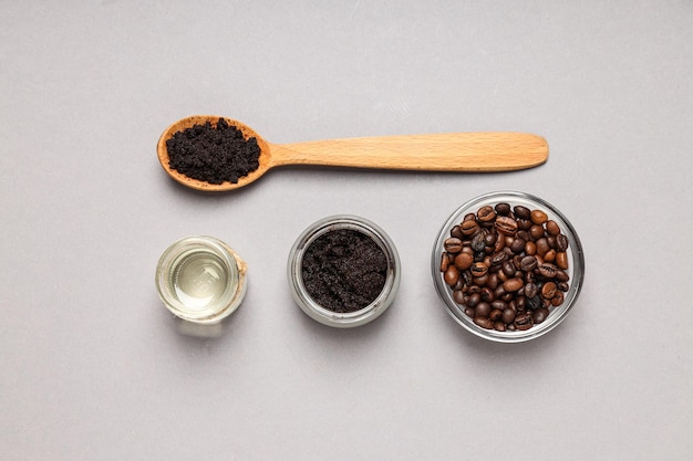 Concepto de exfoliante de café para el cuidado de la piel y la cara