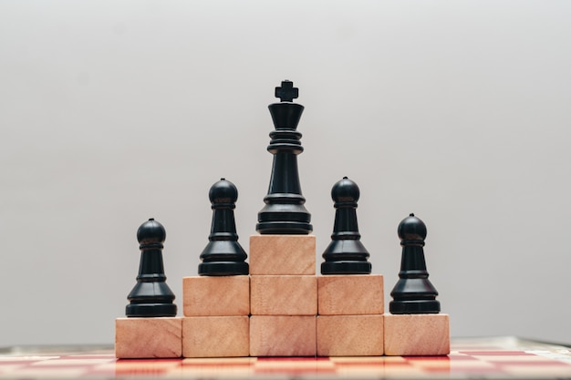 El concepto de éxito empresarial con un tablero de ajedrez.
