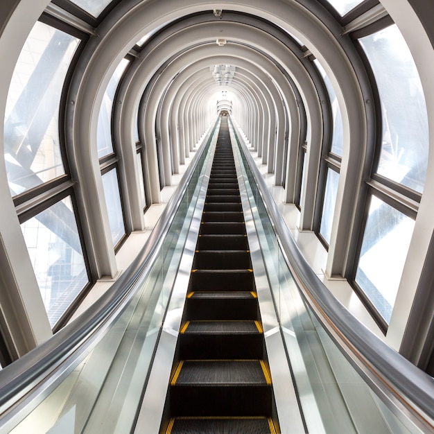 Concepto exitoso de escaleras mecánicas