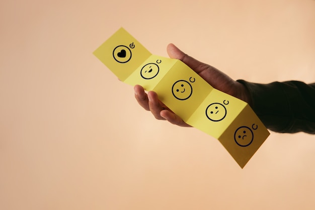 Concepto de experiencia del cliente. Cliente feliz dando una revisión positiva en papel plegado. Icono de comentarios de pobre a excelente