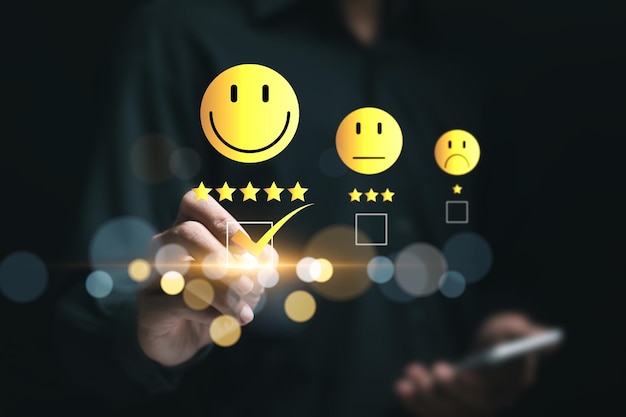 Concepto de experiencia del cliente Los clientes dan excelentes calificaciones de cinco estrellas con emoticones de caras sonrientes para la satisfacción del servicio.