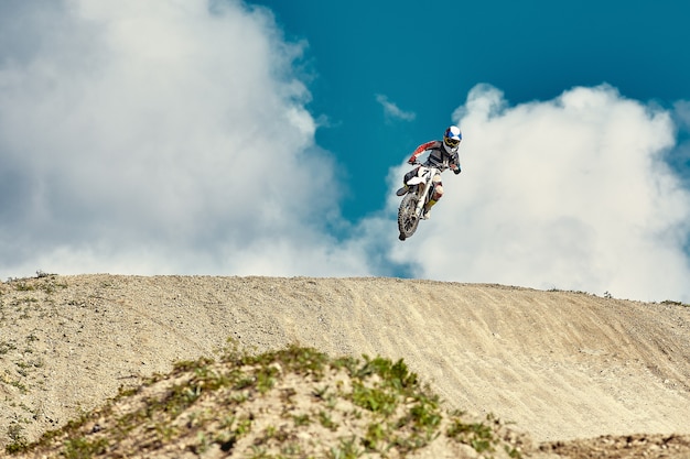 Foto concepto extremo, desafíate a ti mismo salto extremo en una motocicleta