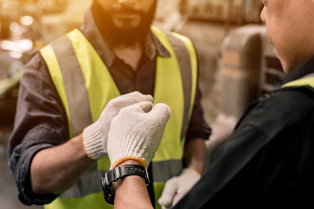 Concepto de fábrica industrial. Apretón de manos de ingeniería con técnico y trabajador operando y manteniendo maquinaria.