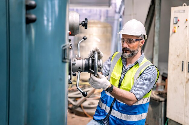 Concepto de fábrica industrial. Ingenieria con tecnico y operario operacion y mantenimiento de maquinaria.