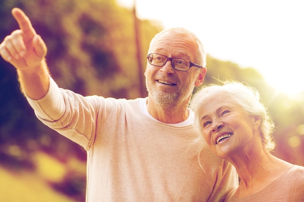 concepto de familia, edad, turismo, viajes y personas - pareja mayor en el parque