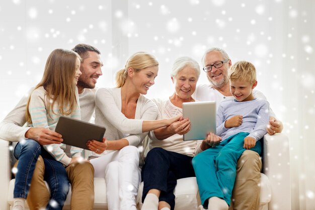 concepto de familia, generación, tecnología y personas - familia sonriente con computadoras tablet pc en casa