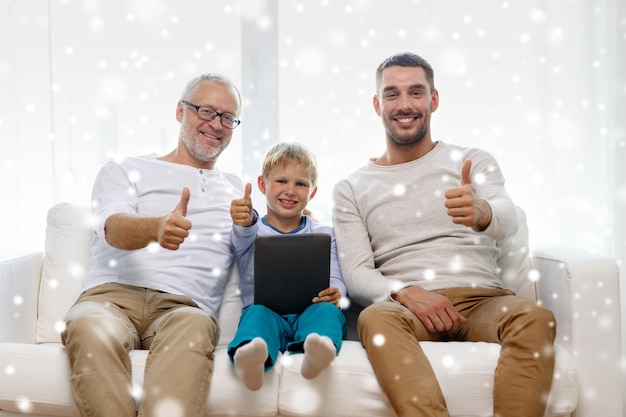 concepto de familia, generación, tecnología y personas - padre, hijo y abuelo sonrientes sentados en el sofá con una computadora de tablet mostrando un gesto de aprobación en casa