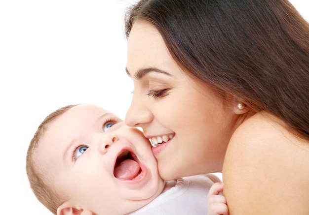 concepto de familia y gente feliz - madre besando a su bebé