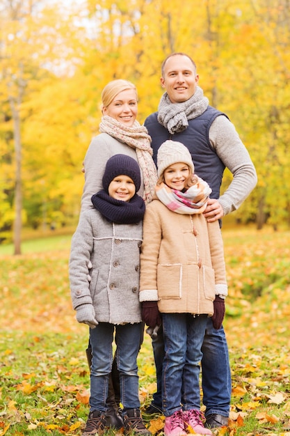 Concepto de familia, infancia, temporada y personas - familia feliz en el parque otoño