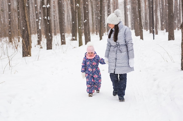 Concepto de familia, invierno y naturaleza.