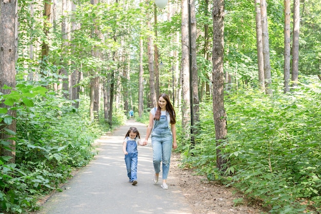 Concepto de familia y naturaleza: madre e hija pasan tiempo juntas al aire libre.