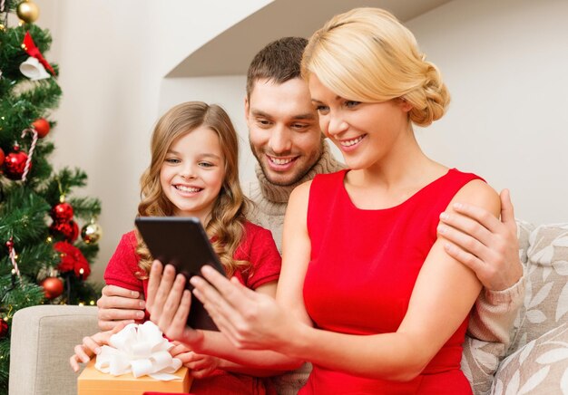 concepto de familia, navidad, felicidad, tecnología y personas - familia sonriente con tablet pc