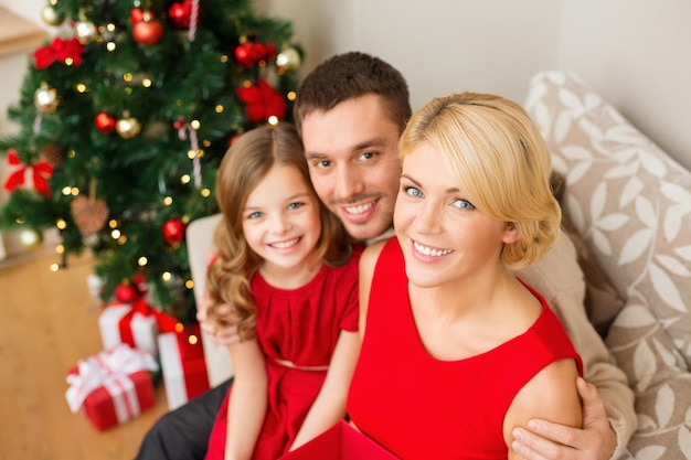 concepto de familia, navidad, navidad, felicidad y personas - familia feliz en casa