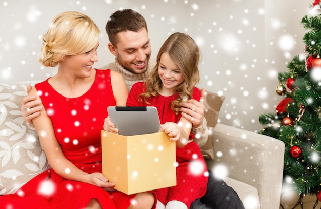 concepto de familia, navidad, navidad, invierno, felicidad, tecnología y personas - familia sonriente con tablet pc
