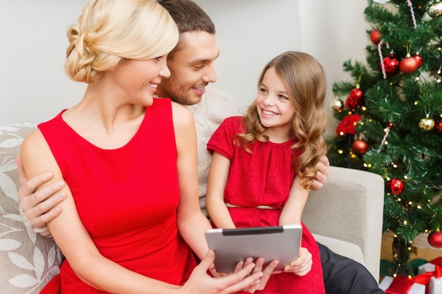 concepto de familia, navidad, navidad, invierno, felicidad, tecnología y personas - familia sonriente con tablet pc