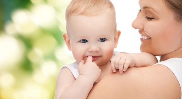 concepto de familia, niño y felicidad - madre feliz con un bebé adorable