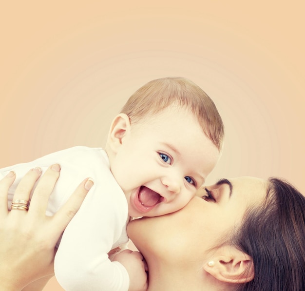 concepto de familia, niño y felicidad - madre feliz con bebé