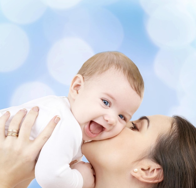 concepto de familia, niño y felicidad - madre feliz con bebé