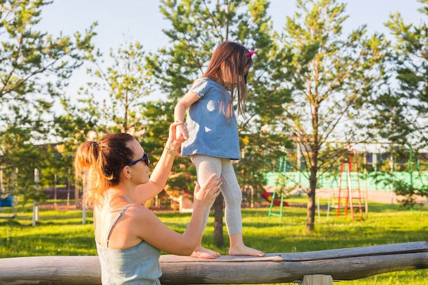 Concepto de familia y niño, madre e hija caminando y jugando en el parque y disfrutando del