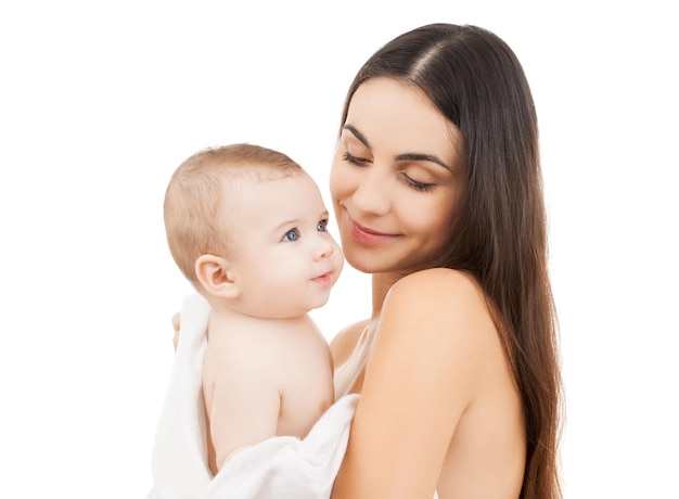 concepto de familia, niño y paternidad - madre feliz con bebé sonriente