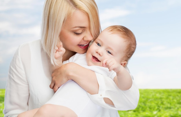 concepto de familia, niño y paternidad - madre feliz con bebé sonriente