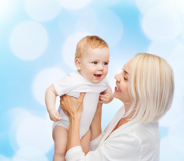 concepto de familia, niño y paternidad - madre feliz con bebé sonriente