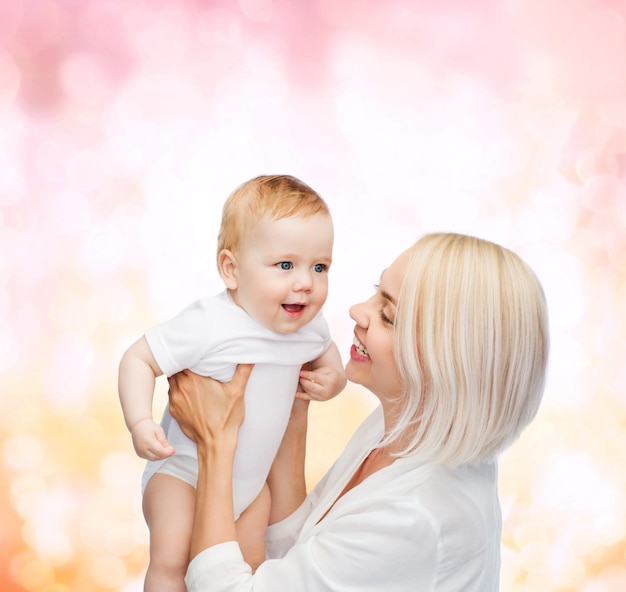 concepto de familia, niño y paternidad - madre feliz con bebé sonriente