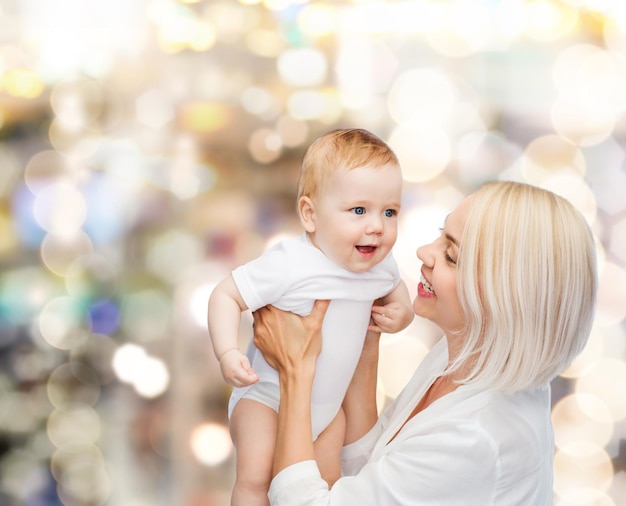 concepto de familia, niño y paternidad - madre feliz con bebé sonriente