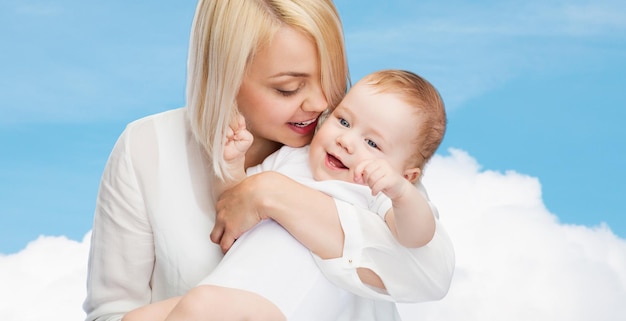 concepto de familia, niño y paternidad - madre feliz con bebé sonriente