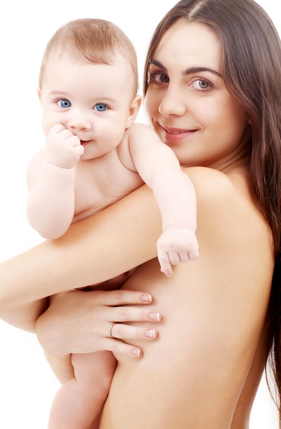 concepto de familia, niño y paternidad - madre feliz con bebé sonriente