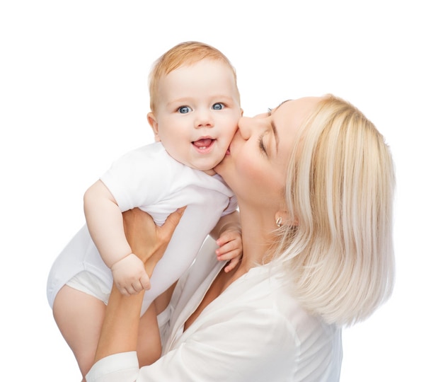 concepto de familia, niño y paternidad - madre feliz besando a un bebé sonriente