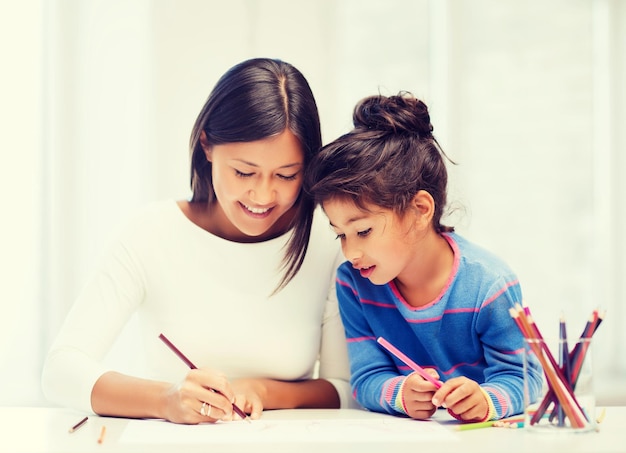 concepto de familia, niños y gente feliz - dibujo de madre e hija