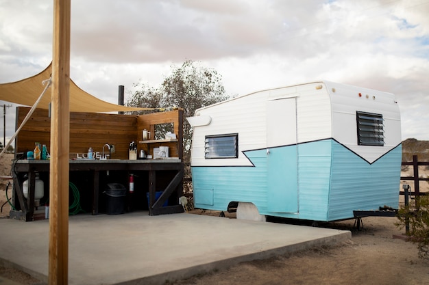 Foto concepto de familia nómada con autocaravana