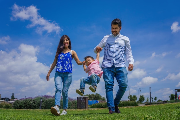 Concepto de familia, ocio y personas - feliz madre, padre e hijo