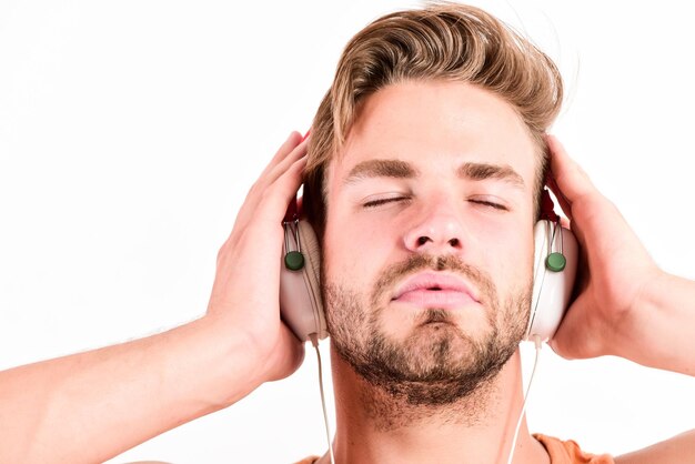 Concepto de fanático de la música Es un buen momento para crear nuevas realidades Hombre guapo con barba escuchando música con auriculares fondo blanco Audiovisual espectacular Melodía puesta sobre varios tipos de música