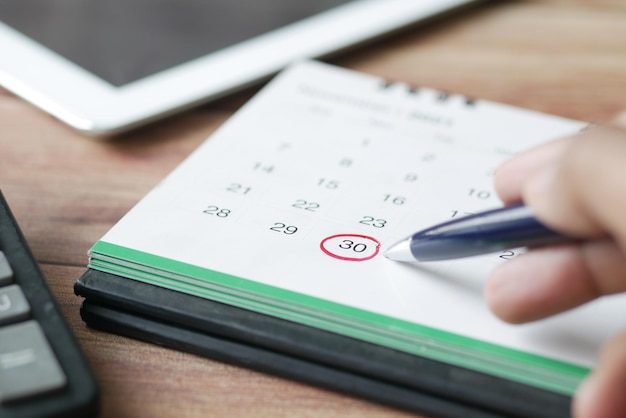 Foto concepto de fecha límite con marca roja en la fecha del calendario