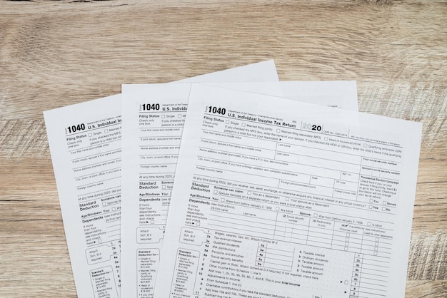 El concepto de la fecha límite para el papeleo Formulario de impuestos en blanco Concepto de fecha límite de impuestos Formularios de impuestos 1040 Documento financiero