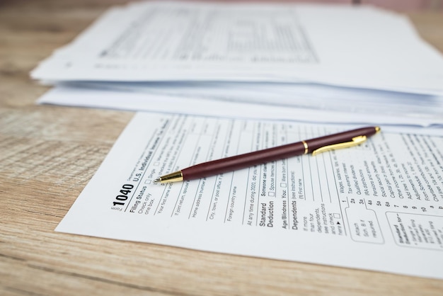 Foto el concepto de la fecha límite para el papeleo formulario de impuestos en blanco concepto de fecha límite de impuestos formularios de impuestos 1040 documento financiero