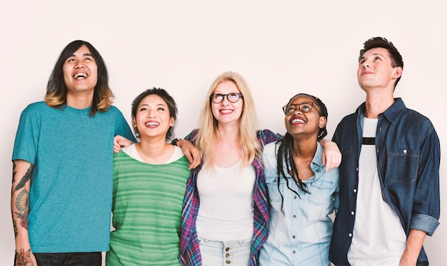 Foto concepto de la felicidad de los amigos de los estudiantes de la diversidad