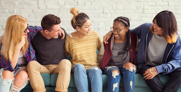 Foto concepto de la felicidad de los amigos de los estudiantes de la diversidad