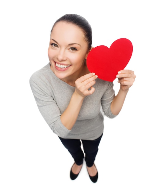 concepto de felicidad, amor y salud - mujer asiática sonriente con corazón rojo