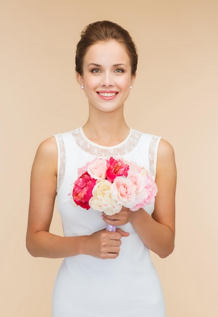 concepto de felicidad, boda, vacaciones y celebración - novia sonriente o dama de honor vestida de blanco con ramo de flores