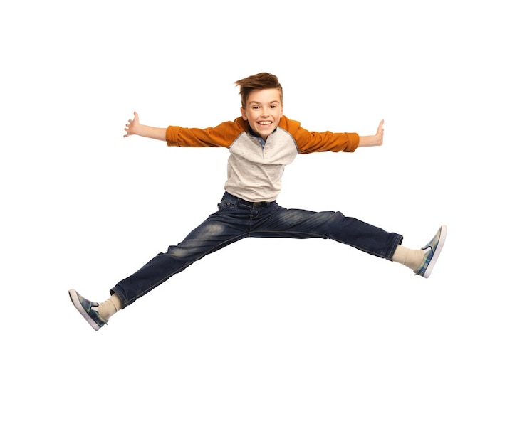 Foto concepto de felicidad, infancia, libertad, movimiento y personas - feliz niño sonriente saltando en el aire