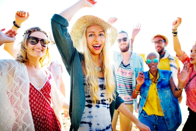 Concepto de la felicidad del partido de la playa de los amigos de los adolescentes