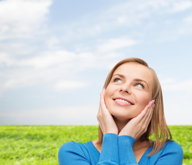 concepto de felicidad y personas - mujer joven feliz