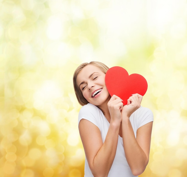 concepto de felicidad, salud y amor - mujer sonriente con camiseta blanca con corazón