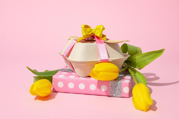 Concepto de felicitación y celebración con pastel bento en caja