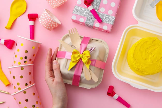 Concepto de felicitación y celebración con pastel bento en caja