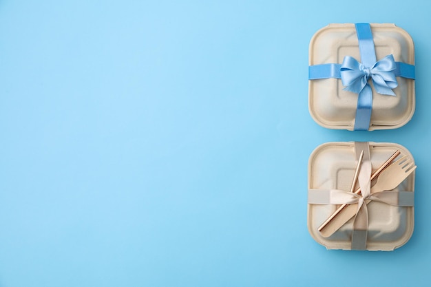 Concepto de felicitación y celebración con pastel bento en caja