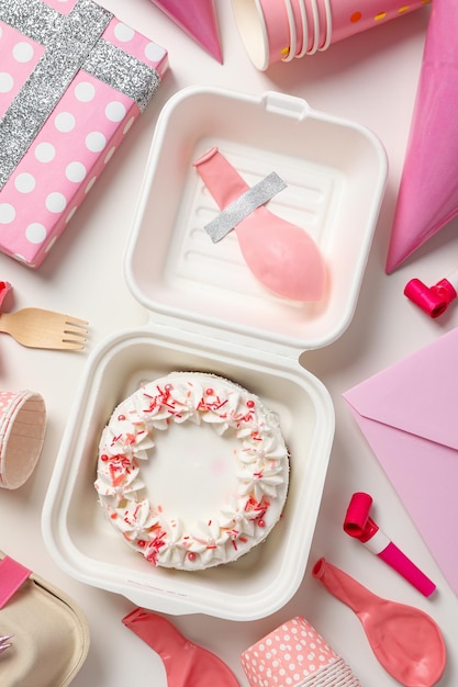 Concepto de felicitación y celebración con pastel bento en caja